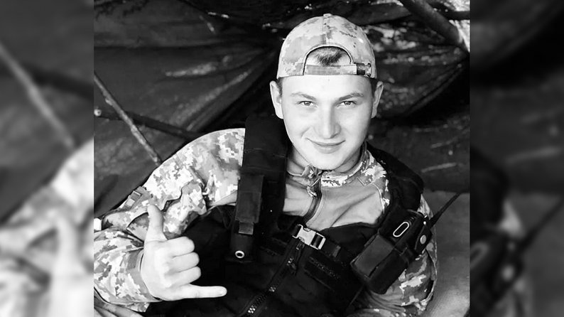 У селі на Буковині попрощалися з військовим Гладчуком, який загинув у ДТП