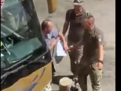 На Буковині чоловік утік з автобуса ТЦК під час відправлення у навчальний центр відео