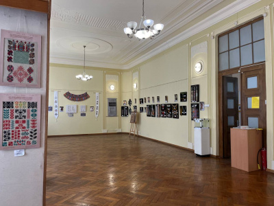 Понад сотню прикрас із бісеру: у Чернівцях триває виставка "Вишиваний дивотвір" фото та відео