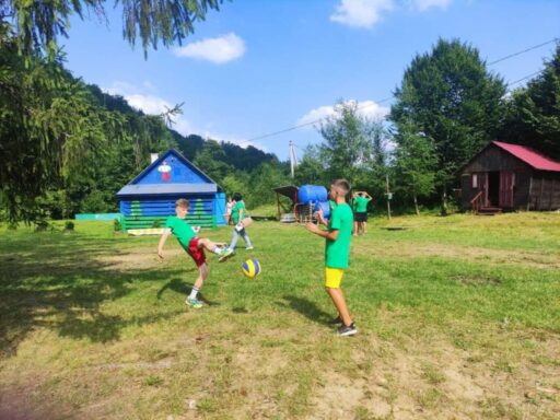 Дітей та молодь з Чернівців запрошують відпочити до наметового табору «Ойкос»