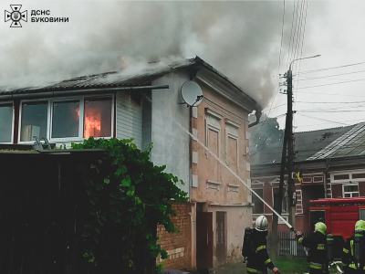 Горіла квартира двоповерхового будинку: на Буковині рятувальники ліквідували пожежу
