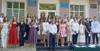 Кожен п'ятий учень має медаль: у школах Чернівців відбулися випускні