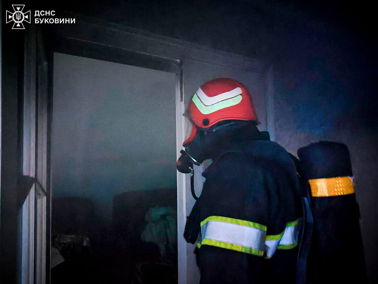 На Буковині під час пожежі в п’ятиповерхівці евакуйовано 5 людей