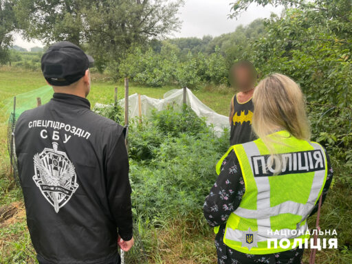 На Буковині поліціянти викрили групу осіб, яка займалася розповсюдженням наркотиків на території області