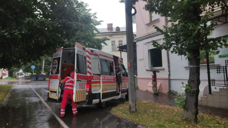 У Чернівцях 4 річна дівчинка випала з вікна третього поверху і залишилася живою