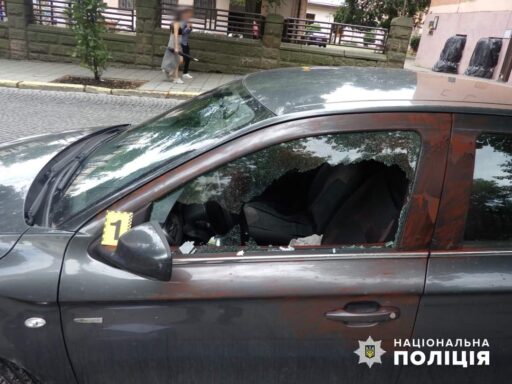 У Чернівцях затримали чоловіка, який розбив вікно в авто та вкрав сумку з грошима