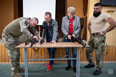 Вчать збирати зброю та надавати допомогу: на Буковині проводять спеціальні заняття для цивільних
