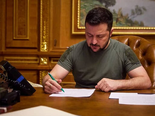 Зеленський доручив прем’єр міністру розглянути петицію про заборону підвищення цін на електроенергію